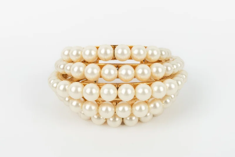 Must-Have Jewelry Pieces At Reduced Prices Bracelet manchette de perles nacrées Chanel