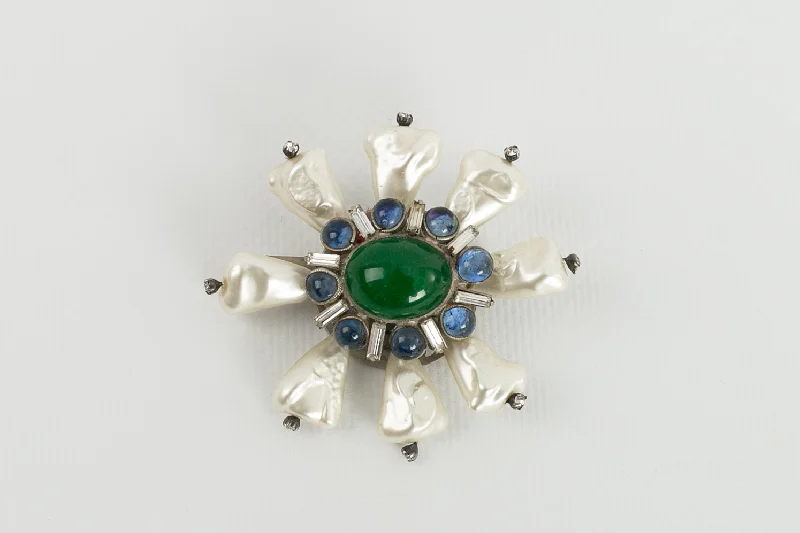 Once-A-Year Jewelry Deals – Shop Before They’Re Gone Broche ancienne en pâte de verre Chanel (Attribuée à)