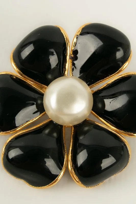 Last Chance To Shop High-End Jewelry At Markdown Prices Broche camélia Chanel Automne 1995