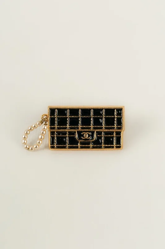 The Perfect Jewelry Piece At The Perfect Discount Broche / Pins "sac à main" Chanel 2002