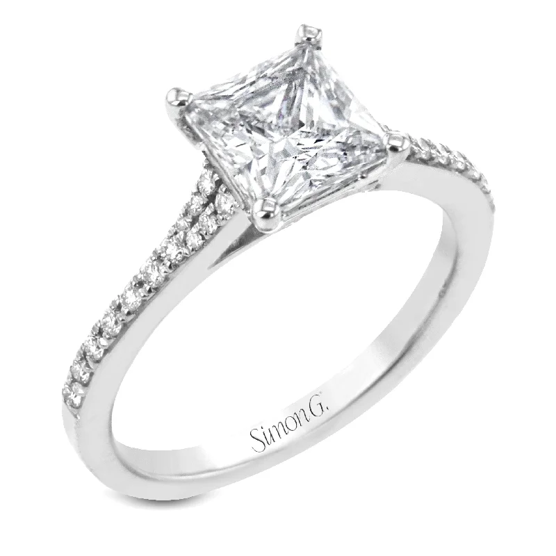 Princess-Cut Engagement Ring In 18k Gold With Diamonds