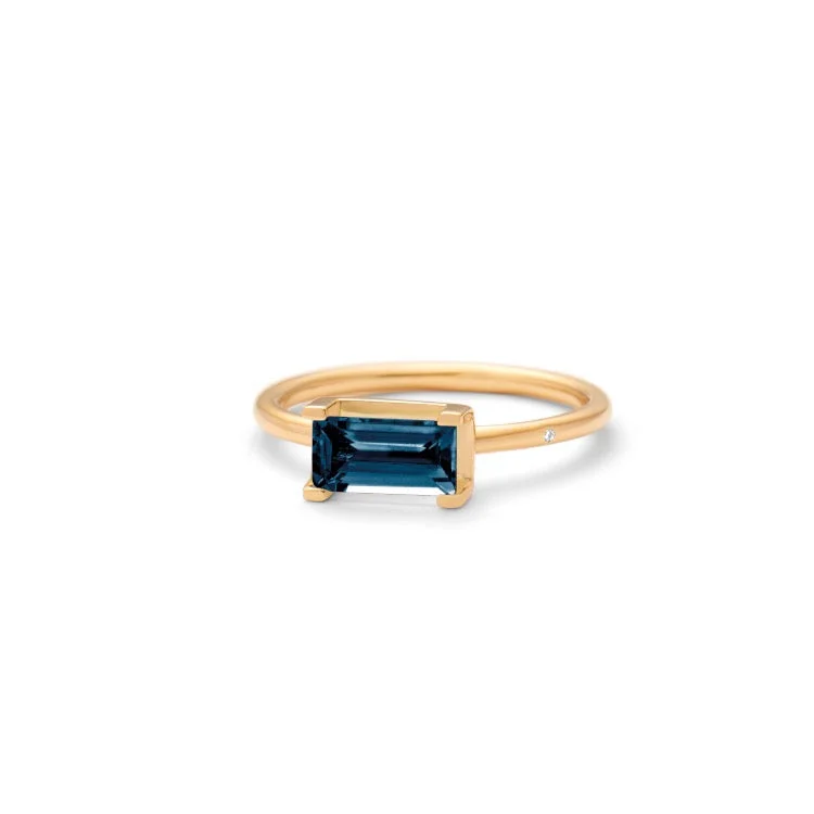 High-End Jewelry, Now More Affordable Than Ever Nord London Blue 18K Gold Ring w. Topaz & Diamond