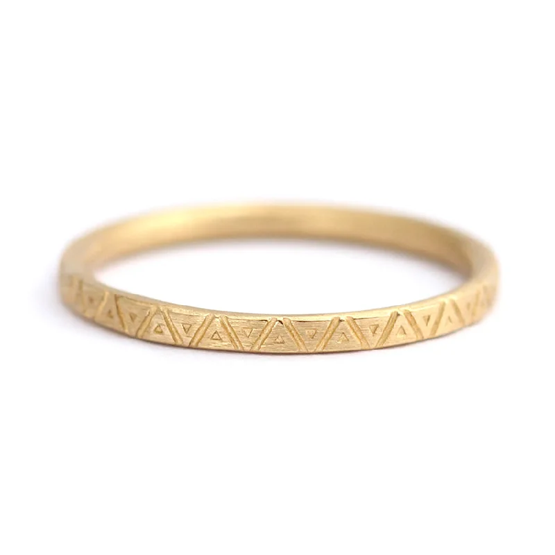 Triangle Pattern Wedding Band - Geometric Engraved Ring