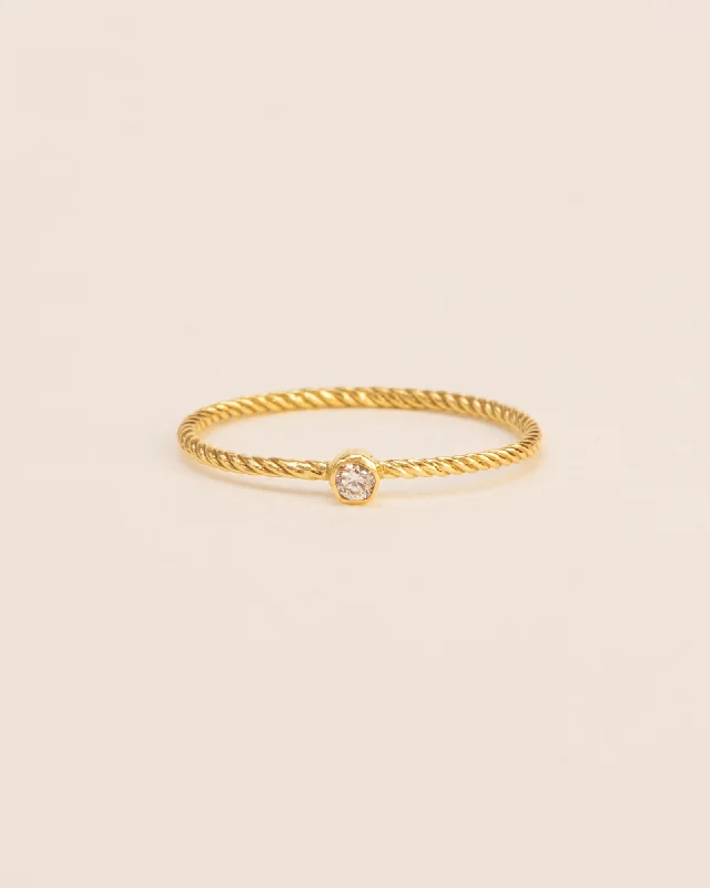 Twisted 18K Gold Ring w. White Diamond