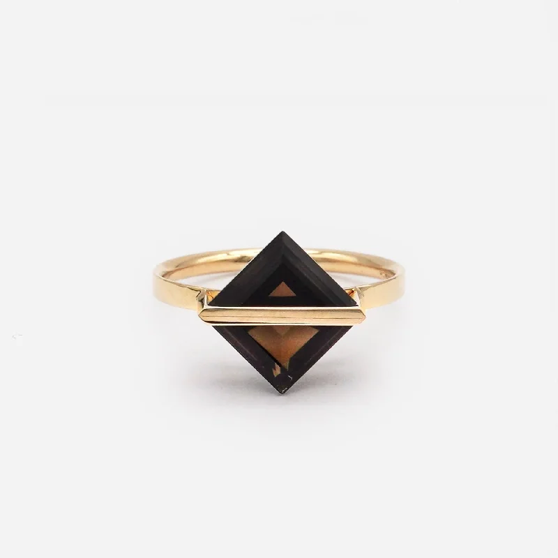 Band 10K Gold Ring w. Smoky Quartz