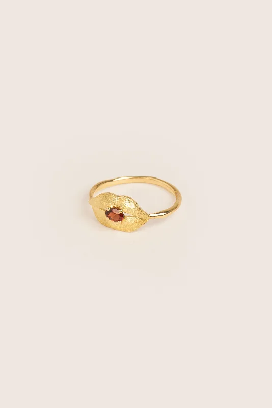 Affordable Glamour – Must-Have Jewelry At Special Rates Lip 18K Gold Ring w. Garnet