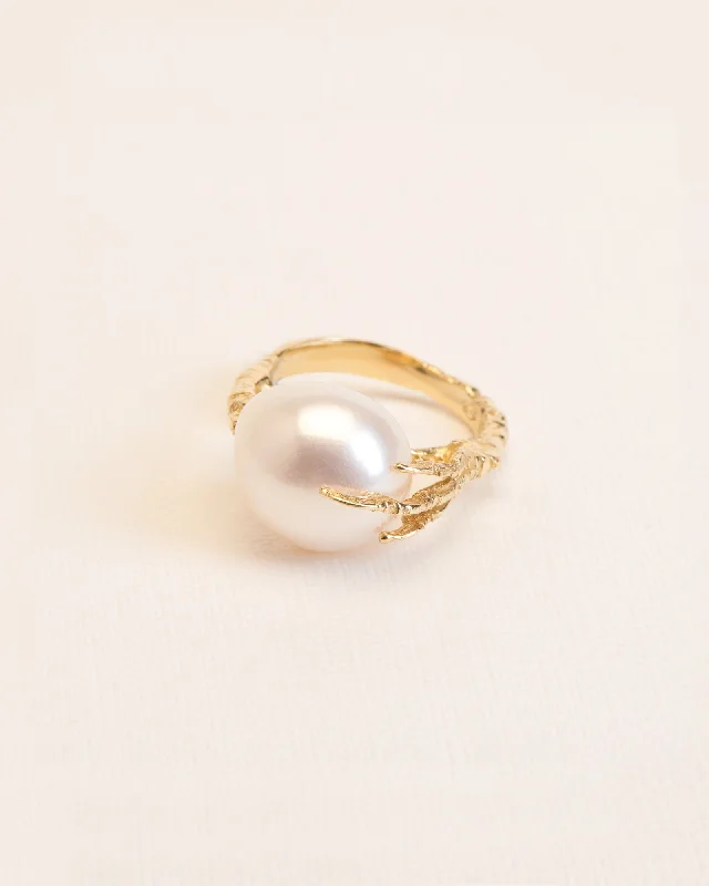 Trendy Minimalist Jewelry For Everyday Wear Signature grigri 18K Gold Ring w. Pearl