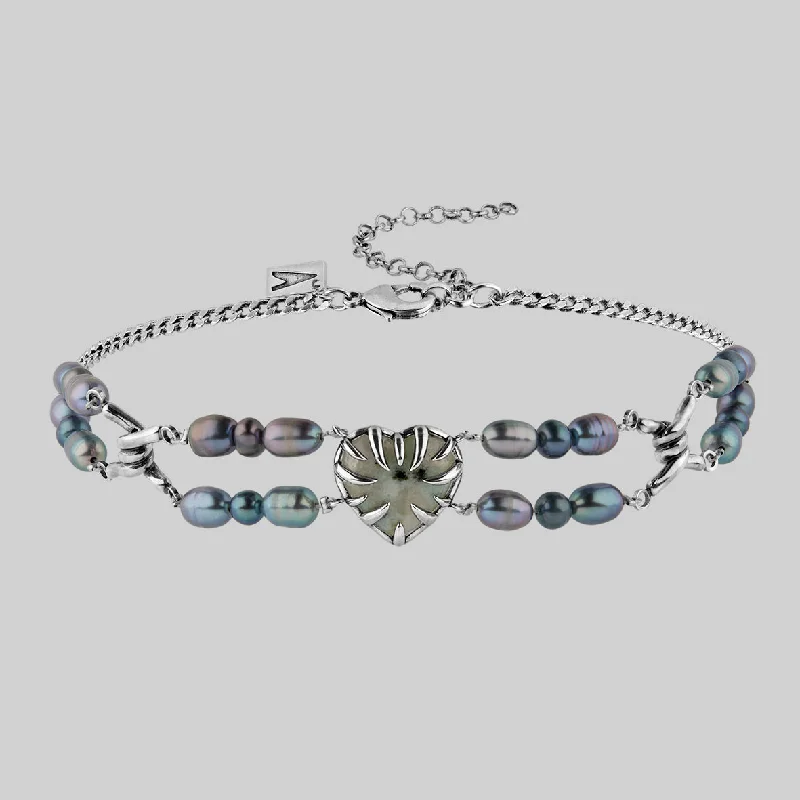 Flash Sale On Stunning Jewelry – Don't Miss Out VIRESCENT. Claw Heart Pearl Choker - Silver