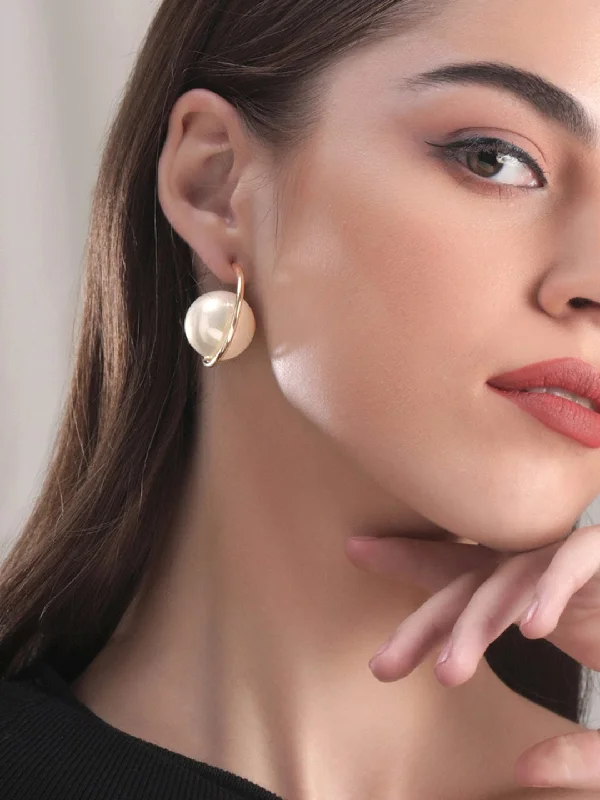 Shop Dazzling Jewelry At The Best Prices Rubans Voguish Pearlescent Elegance: Gold-Tone Hoop Earrings 